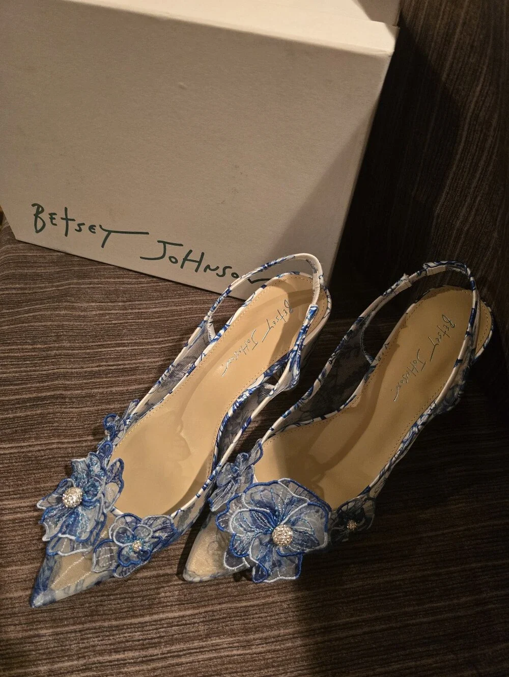 NWT Betsey Johnson Petra WHT/BLU FLORALEmbellished Slingback Heels, Size 9.5 - Picture 3 of 16